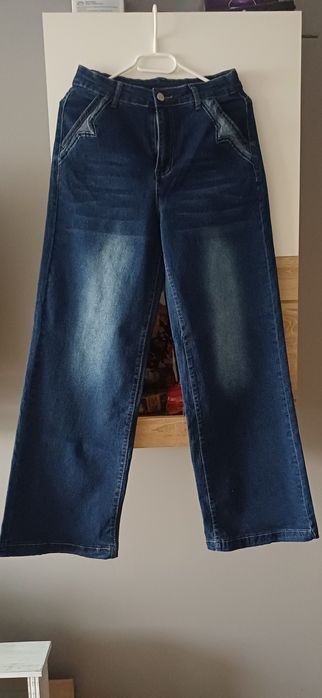 Granatowe dżinsy z szerokimi nogawkami