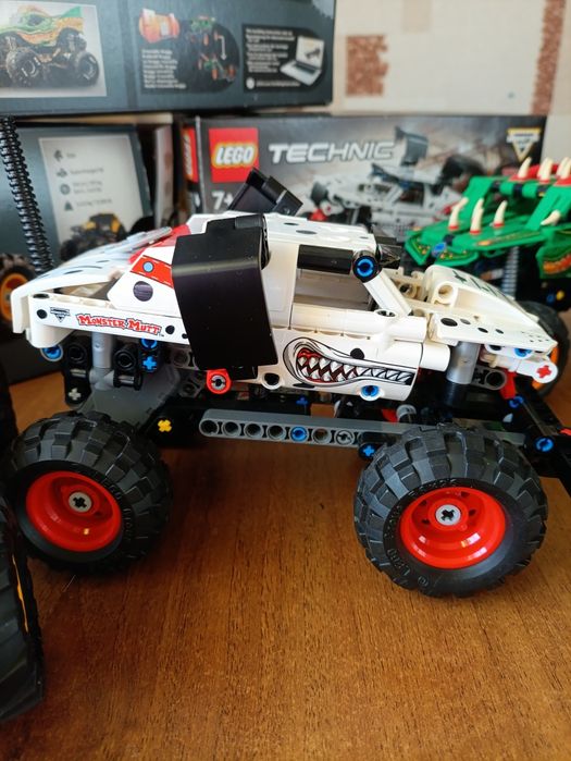 Конструктор LEGO Technic Monster с инерционным двигател