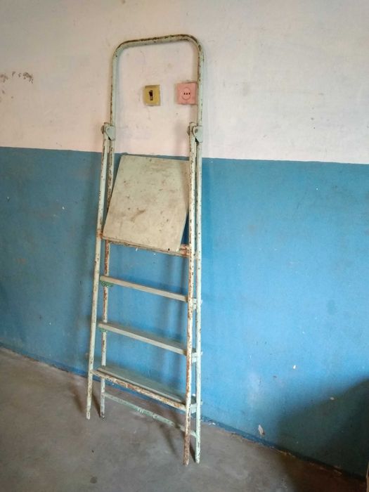 Стремянка драбина лестница ступеньки металлическая с площадкой СССР