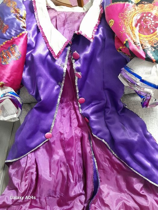 Fantasia de carnaval com teara com lindas plumas lindíssima carnaval