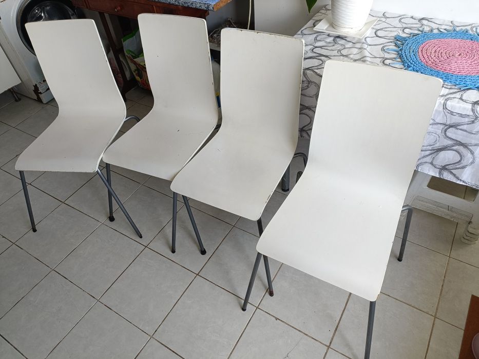 4 cadeiras brancas