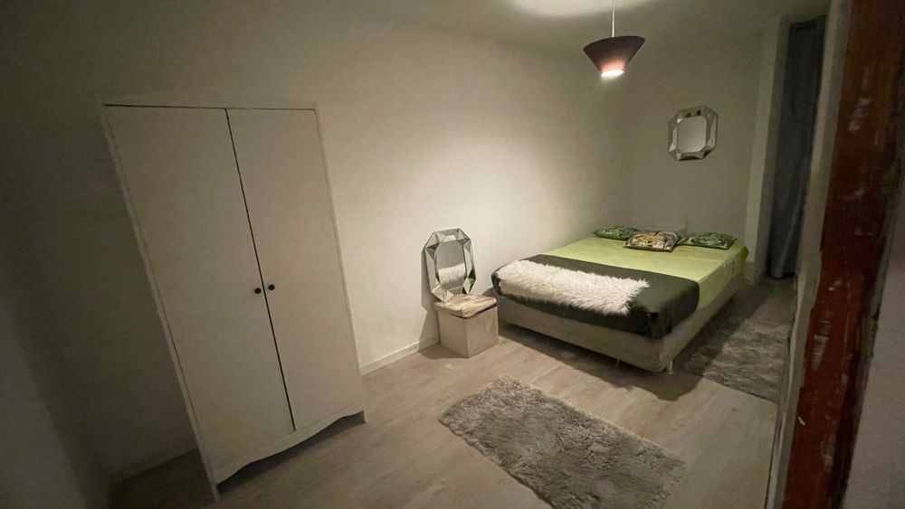 Quarto para casal ou 2 pessoa num t2 casa remodelada com 2 casas de banho ambiente bom e casa organizado