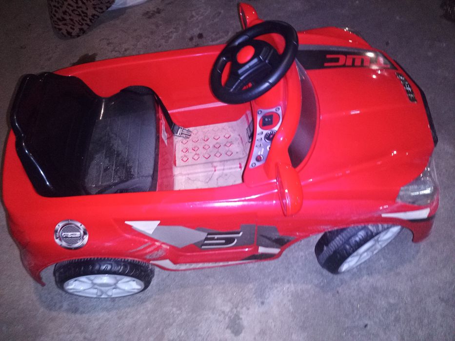 Carro elétrico vermelho