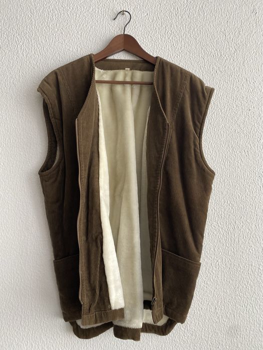 Colete XL castanho de veludo cotelê e pelo branco por dentro