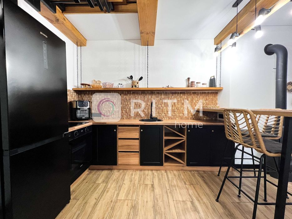 Здається двоповерховий будинок з сучасним дизайнерським ремонтом.