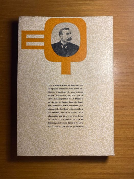 Livro "A ilustre casa de Ramires" de Eça de Queiroz