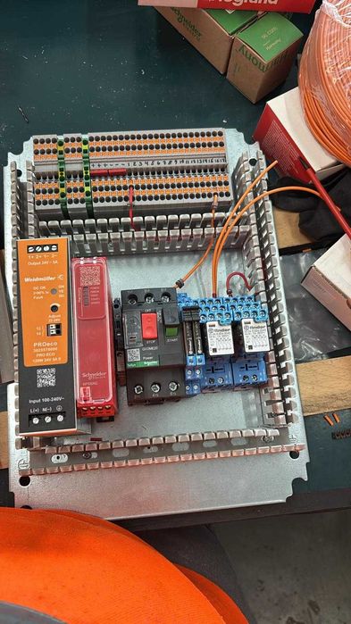 Eletricista profissional: predial, residencial e industrial.