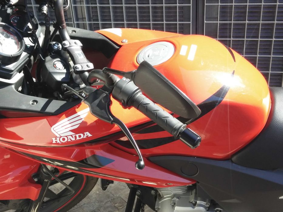 Honda CBF 125 Vermelha com Top Case - 2,35 L/100km