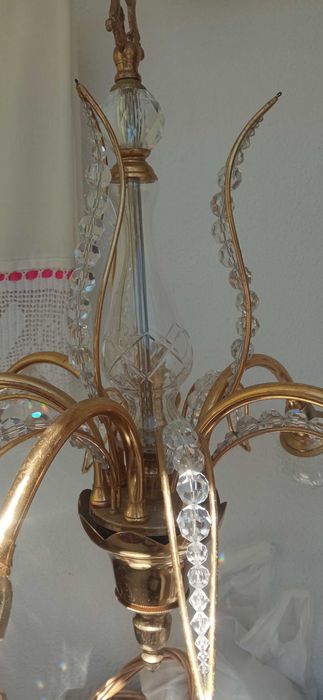Candeeiro de teto dourado com globos em cristal