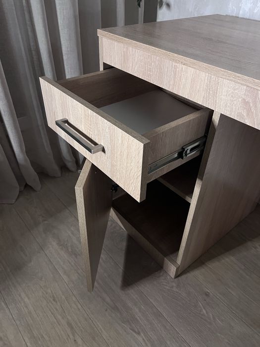 письмовий стіл.