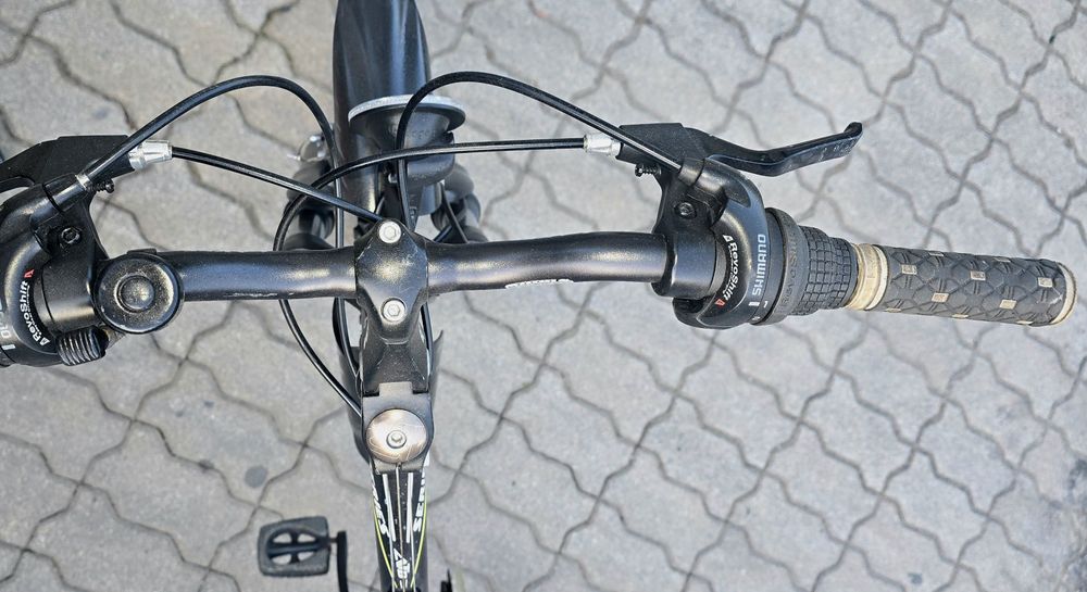 Bicicleta preta.