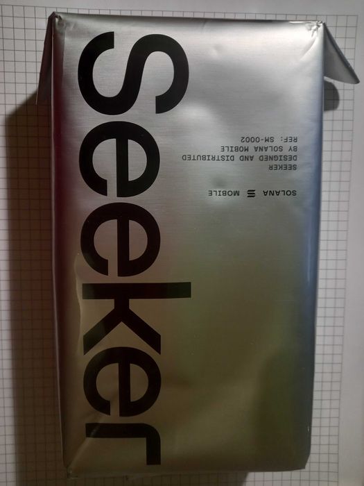 Смартфон Solana Seeker запакований