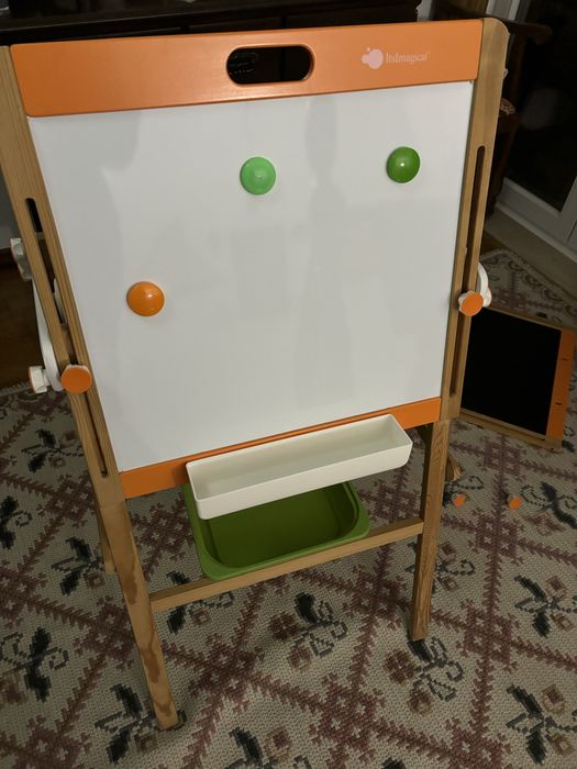 Quadro-cavalete Montessori para desenhar