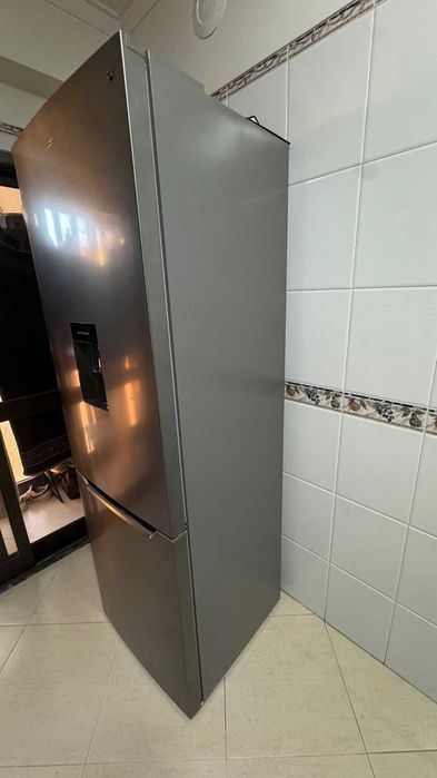 Frigorífico Combinado Inox com Dispensador de Água – Excelente Estado