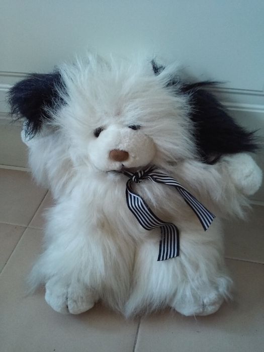 Cão peluche muito fofinho e peludo. Impecável. oferta de portes