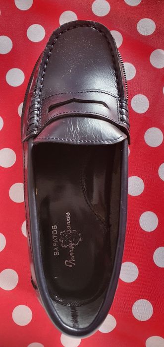 Sapatos em pele de menino NUNCA USADOS tamanho 28