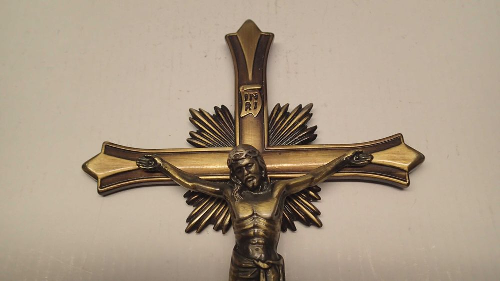 Crucifixos antigos em metal