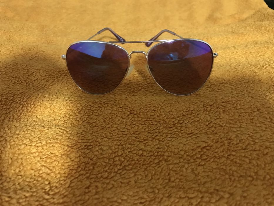 Óculos de sol novos, ainda na caixa
