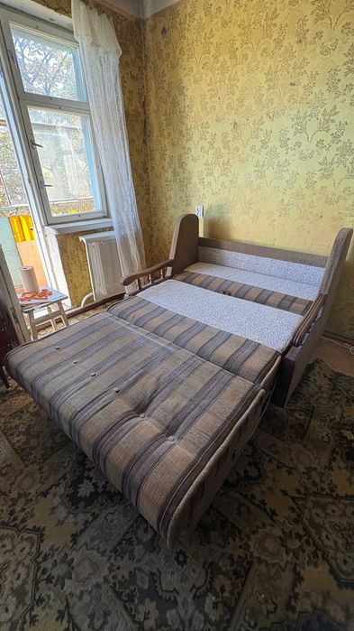 Розкладний диван-ліжко 136×200 см з дерев'яними підлокітниками та ящиком