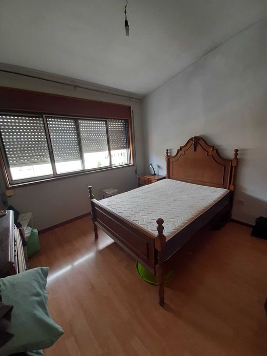 Cama com colchao e comoda