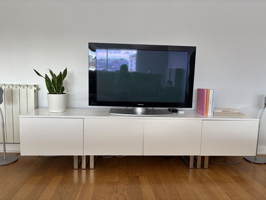 Móvel Aparador Branco Lacado Interdesign 4 portas e pés em inox