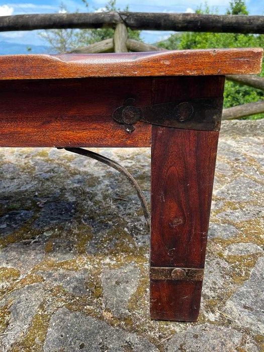 Mesa de apoio rústica de madeira.