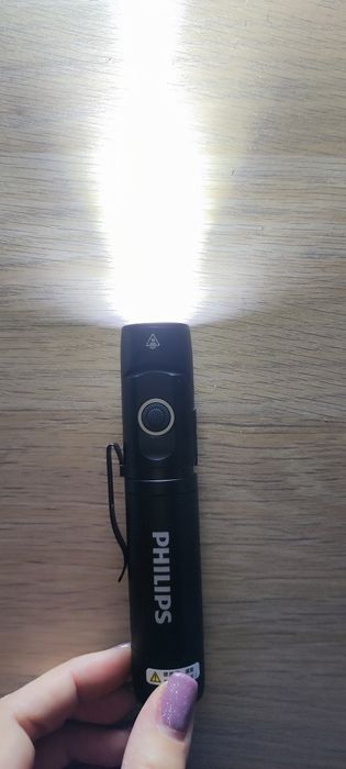 Nowa magnetyczna latarka robocza Philips 90°