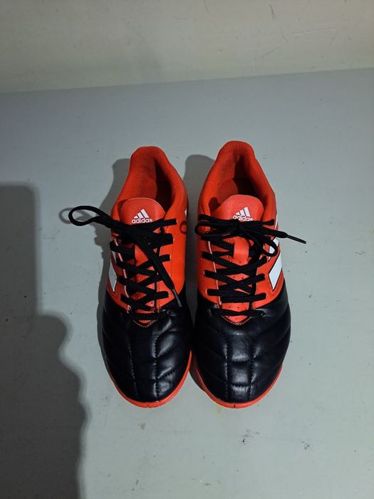 Vendo um pare de ténis adidas vermelhos em preto n-41 como novos.