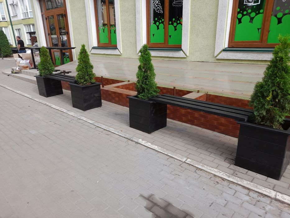 Кашпо, ящик під туї з лавками.