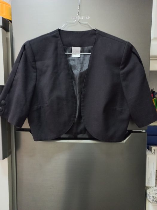 Bolero preto de manga curta