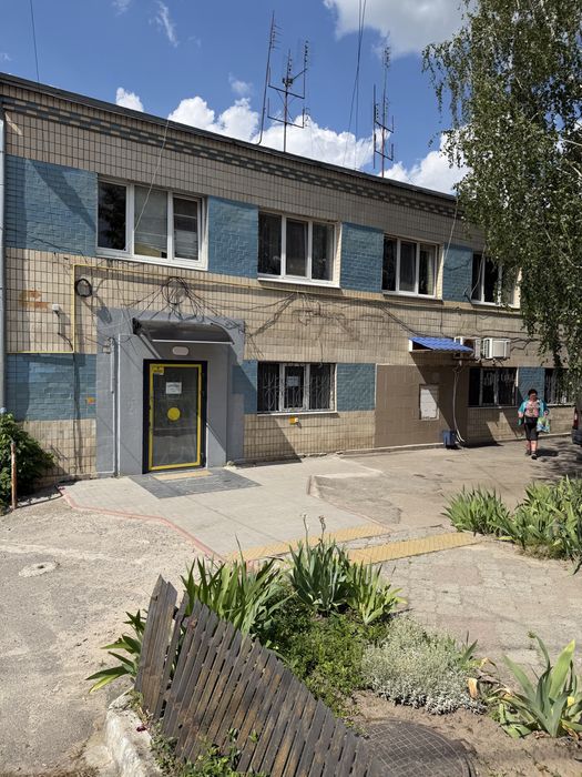 Магазин між Ринком і Автостанцією з ремонтом, фасад, 5 вітрин ("Райффайзен" колишній банк)