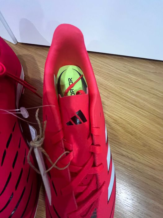 Vendo chuteiras Adidas Predator tamanho 38 nunca usadas