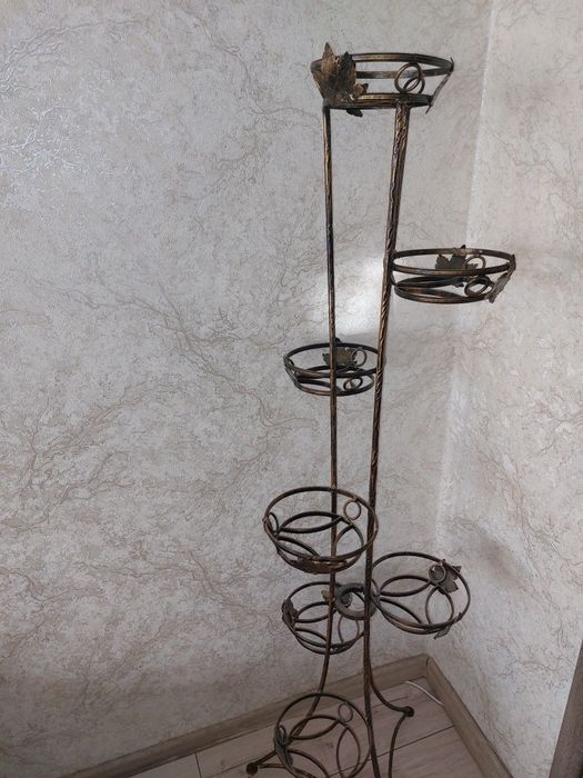 Продам ковану підставку для вазонів