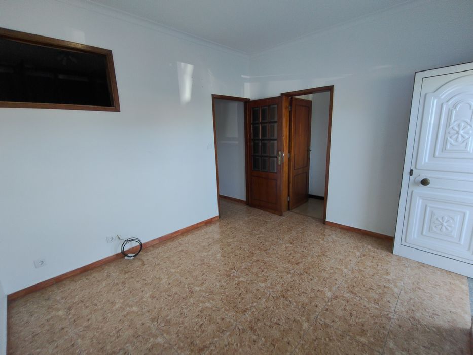 T1+1 para Arrendamento em Cabeda – Disponibilidade Imediata!