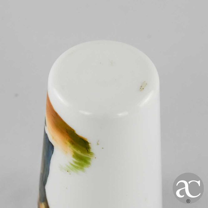 Copo em vidro leitoso, pintado à mão, séc. XIX