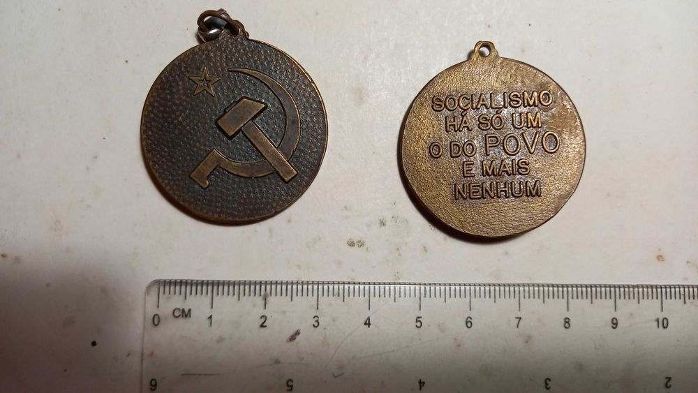 Pins, Porta-chaves e Papéis políticos comunistas