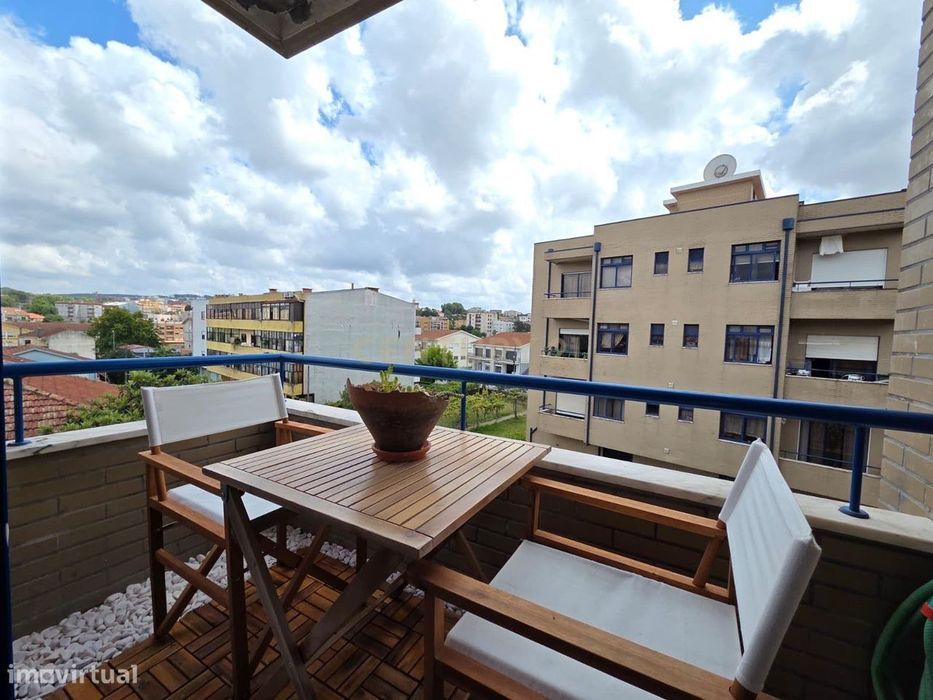 Apartamento T1 | Lugar de Garagem | Varanda | Arrumos | Elevador | Com