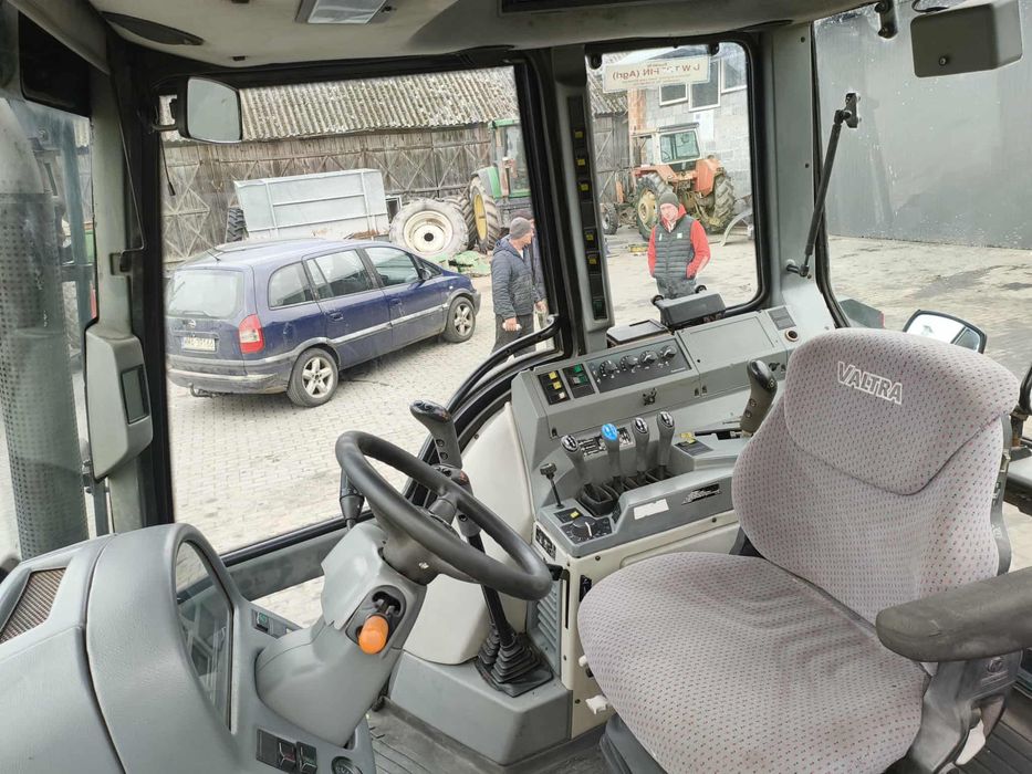 Ciągnik rolniczy Valtra 8050
