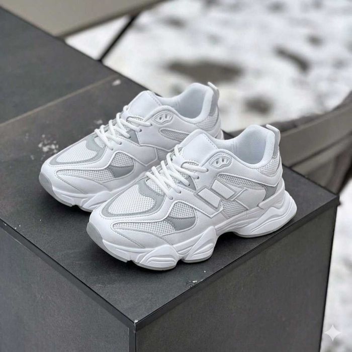 Жіночі кросівки білі стильні