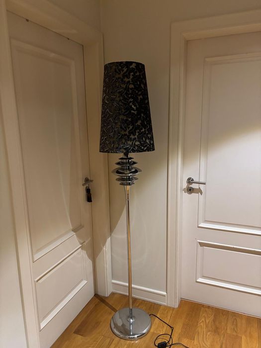 Candeeiro de pé com abajur