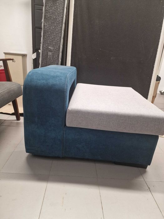 Sofá Individual Estofado em Tecido Bicolor Azul Petróleo e Cinza – Estado Impecável