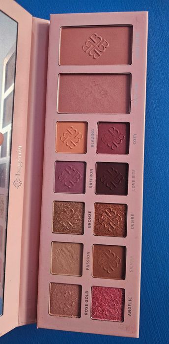Paleta cieni i róży