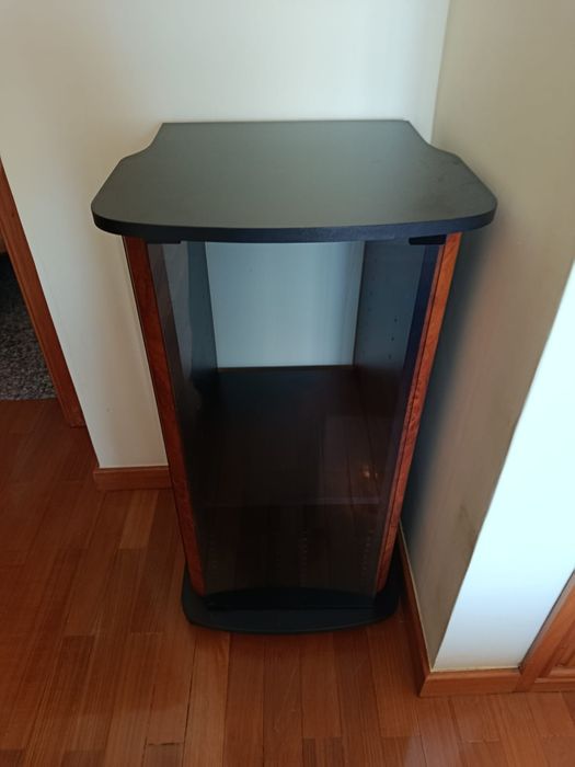 Móvel de Apoio / Aparelhagem com Porta de Vidro e Rodas