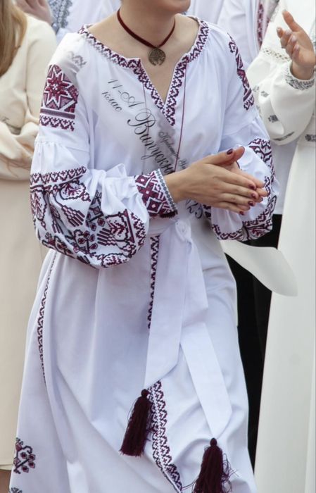 Вишита сукня, вишиванка, на випускний