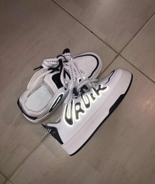 sapatilhas brancas com detalhes pretos