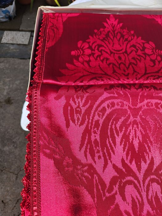 Colcha de cama com fio de seda vermelho tinto