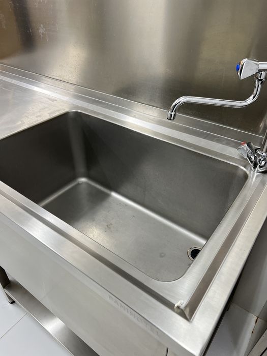 Cola com pia e torneira chuveiro