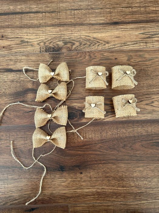 Dekoracje ślubne w stylu rustykalnym kokardki jutowe i obrączki jutowe