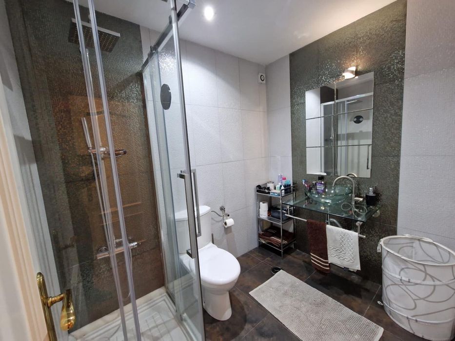 Base de duche com resguardo e lavatório