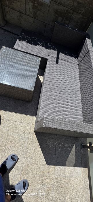 Sofá exterior com mesa